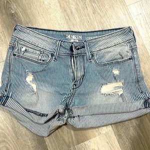 Levis Low rise SHORTIE